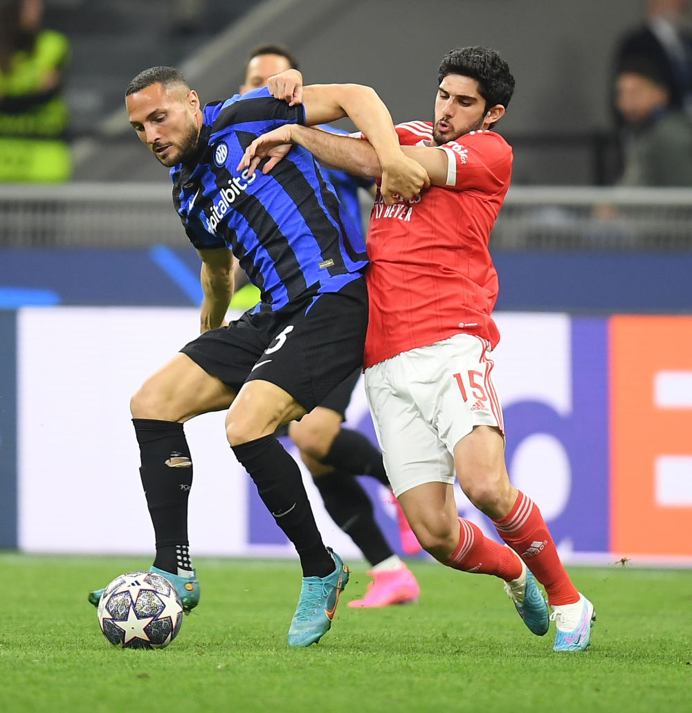 亨利：巴萨防线太差；阿森纳不丢球而拜仁总是进球（亨利：巴萨后防堪忧；阿森纳屡屡零封，拜仁频频破门）