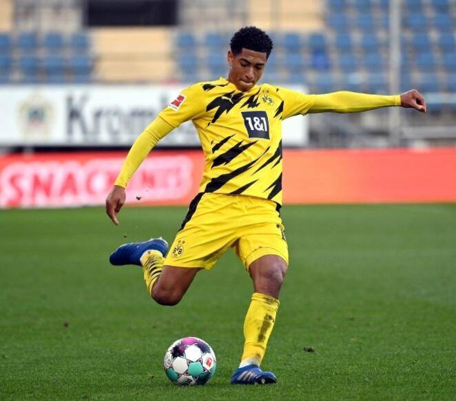 欧冠积分榜形势：拜仁阿森纳全胜，巴黎皇马遭首败，意甲陷危机（欧冠风云：拜仁、阿森纳全胜领跑，巴黎、皇马吞下首败，意甲告急）