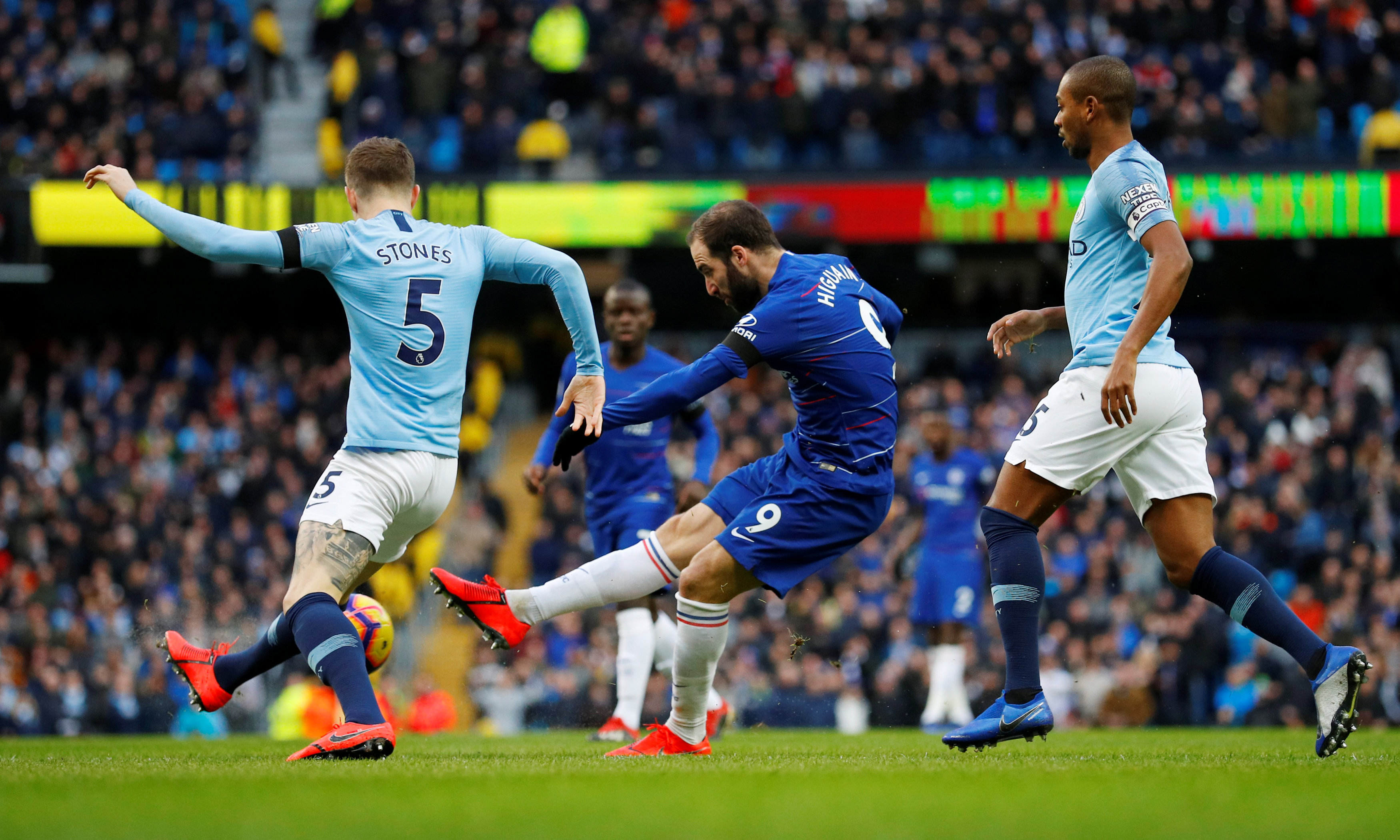 3C：骨上的钢板是我考虑退役原因之一；弗里克说表现好能抽烟