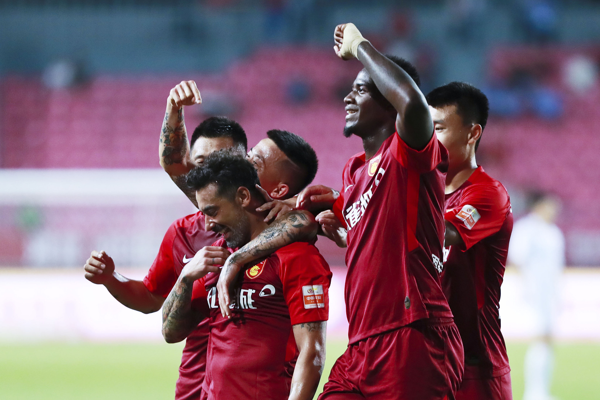 就在今天，12月8日凌晨！中超传来了青岛西海岸、武汉三镇和海港的新消息（12月8日凌晨，中超最新消息：青岛西海岸、武汉三镇与海港传来新动向）