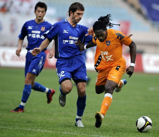 TA：贝隆因指示球员在赛前列队礼中背对对手被禁足6个月