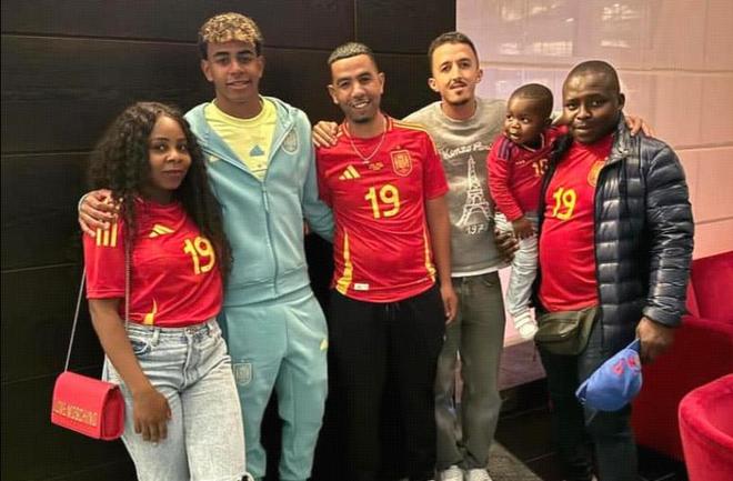 记者：邵佳一探班U22国足训练，与主帅安东尼奥相谈甚欢（记者：邵佳一探访U22国足训练营，与主帅安东尼奥畅聊甚欢）