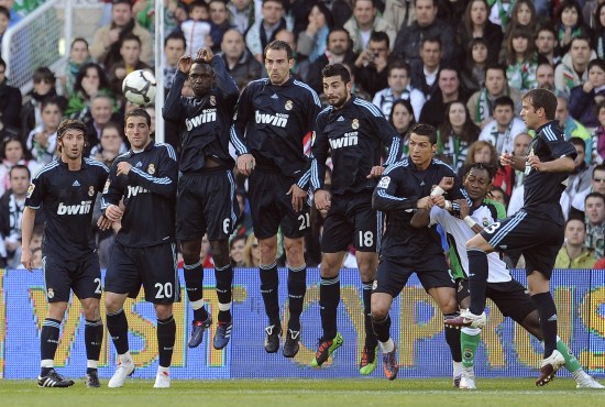 墨尔本胜利主帅：德比对阵卫冕冠军有压力，全队渴望证明自己（墨尔本胜利主帅谈德比：迎战卫冕冠军压力不小，全队盼自证实力）