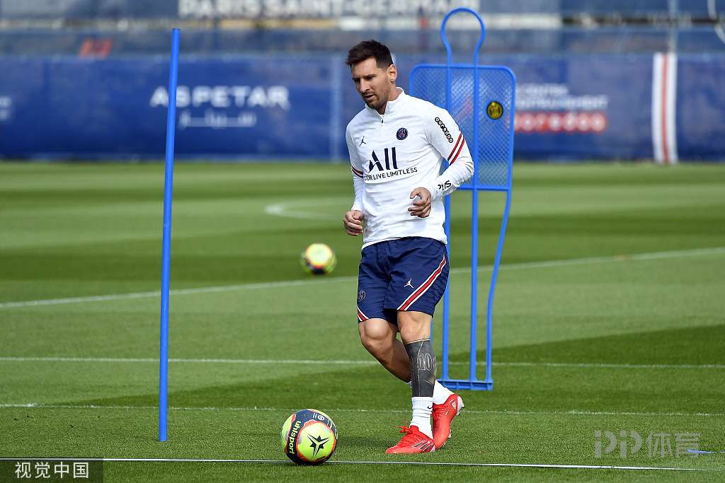 从埃夫勒街区到足球界巅峰：记登贝莱和乌帕梅卡诺的友谊（从埃夫勒街头到足坛之巅：登贝莱与乌帕梅卡诺的情谊）